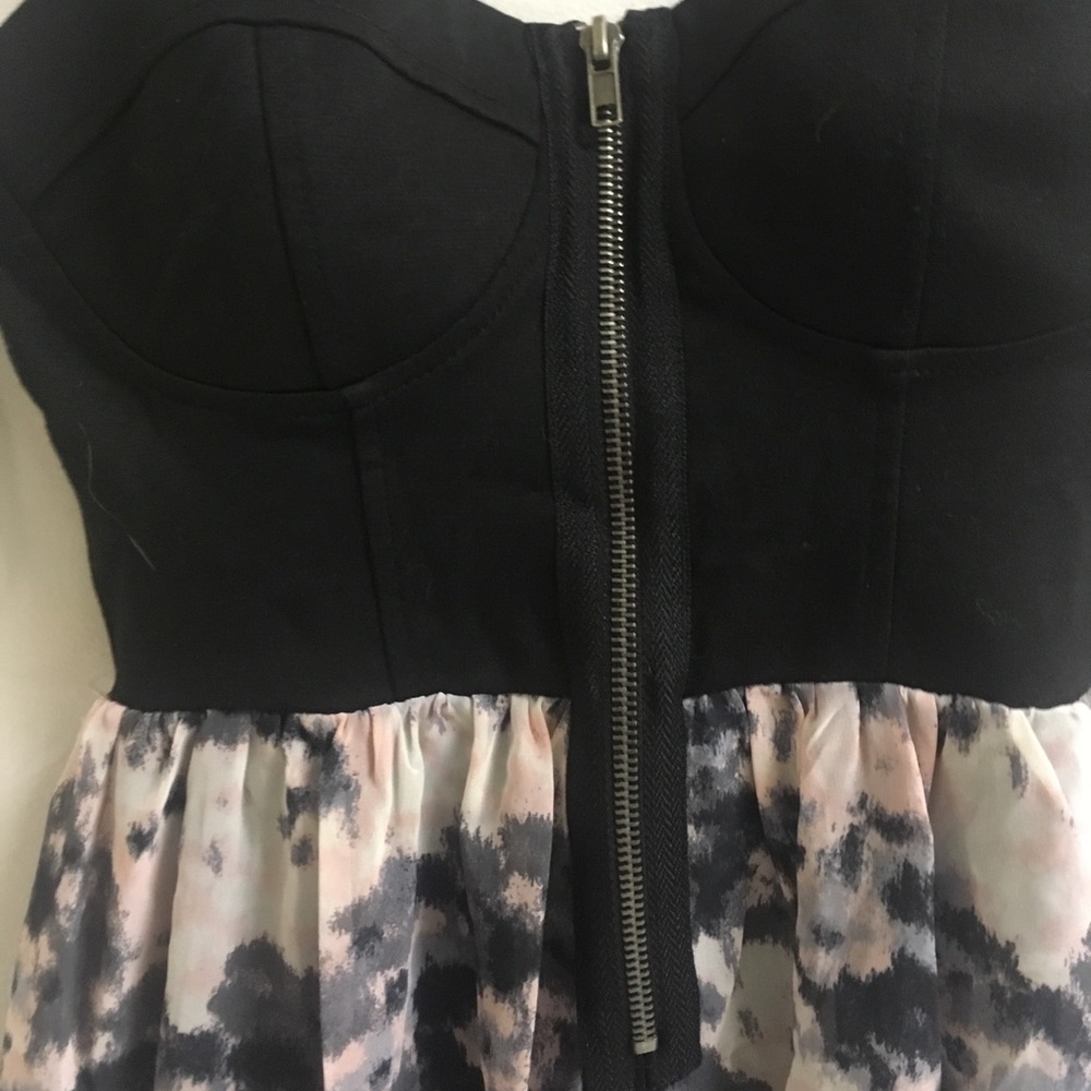 Asymmetrical dress long in the back. NWT small - Picture 4 of 6